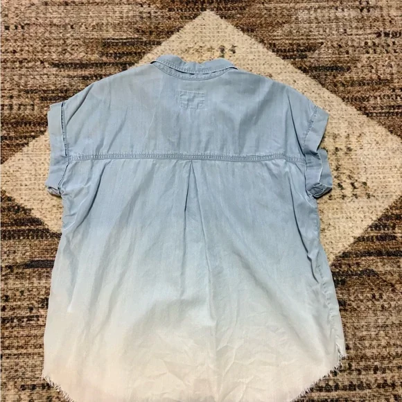Rails NWOT Lex Short Sleeve Button Up in Light Vintage Dip Dye Raw Hem Medium - Picture 7 of 7